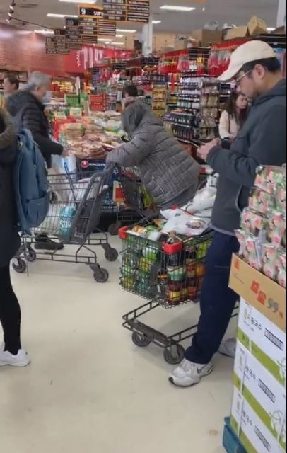 纽约长岛纳苏郡华人忙囤货 卫生局：隔离人数下降无需担忧_图1-2