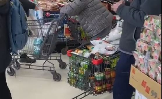 纽约长岛纳苏郡华人忙囤货 卫生局：隔离人数下降无需担忧_图1-2