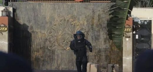 拆弹专家小心翼翼引爆可疑箱子...居然炸出一堆口罩??