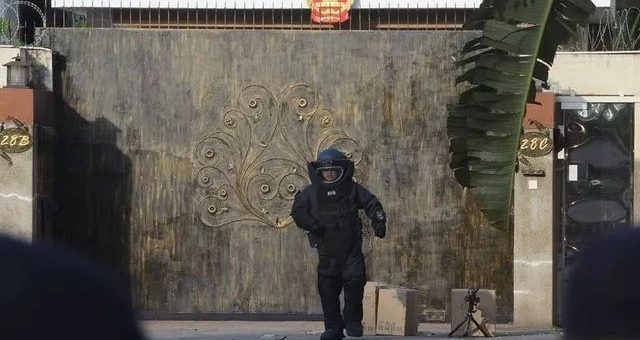 拆弹专家小心翼翼引爆可疑箱子...居然炸出一堆口罩??