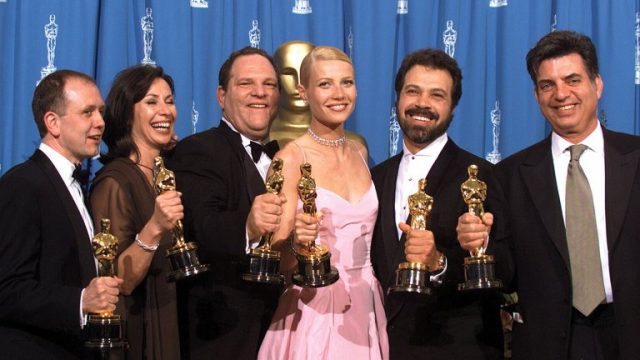 From left: David Parfitt, Donna Gigliotti, Harvey Weinstein, Gwyneth Paltrow, Edward Zwick and Marc Norman celebrated the \\\\\'Shakespeare in Love』 best picture win backstage.