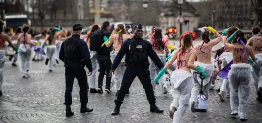 已死亡多人,外国民众依旧不服新冠病毒继续各种闹,然而这病毒专治不服...