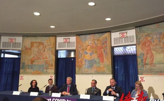 市长白思豪（右4）等在表维医院举行记者会通报疫情。（林菁摄）