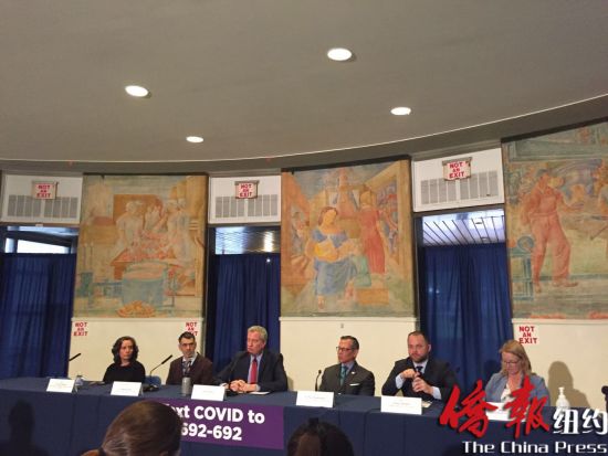 市长白思豪(右4)等在表维医院举行记者会通报疫情。(林菁摄)