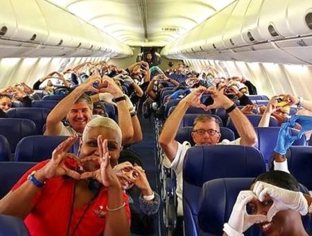 佐州前往纽约抗疫医生，飞机手握爱心。图片来源美联社。