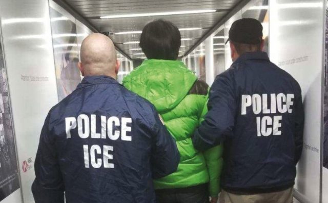 La autoridad policial de Inmigración conduce a una persona al avión que lo llevará de regreso a su país de origen. La autoridad policial de Inmigración conduce a una persona al avión que lo llevará de regreso a su país de origen.