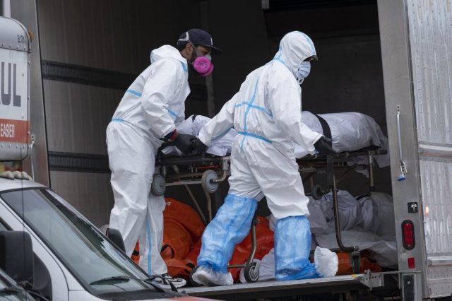 恶臭有液体滴落 纽约殡仪馆将60具尸体囤放卡车中 恶臭有液体滴落 纽约殡仪馆将60具尸体囤放卡车中_图1-4