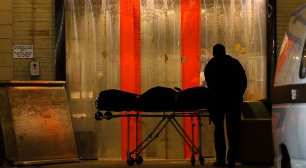 联邦政府再次采购10万个裹尸袋为最坏情况做准备