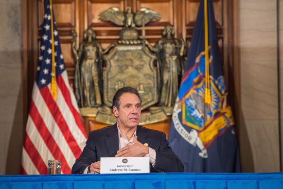 图:州长葛谟通报疫情。(州长办公室图)