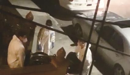 22日晚间工作人员将死于八大道54街一间家庭旅馆内的华男尸。