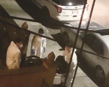 22日晚间工作人员将死于八大道54街一间家庭旅馆内的华男尸。