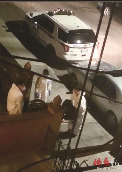 22日晚间工作人员将死于八大道54街一间家庭旅馆内的华男尸。