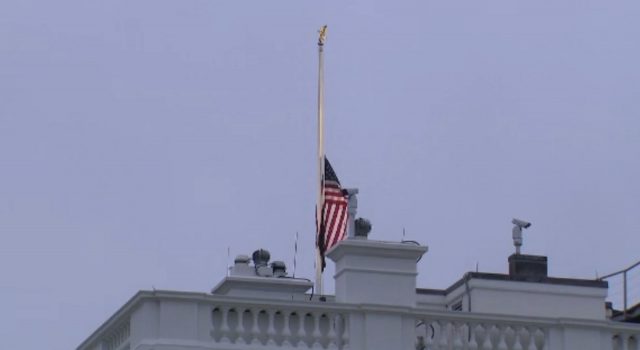 白宫降半旗悼念全美新冠病毒死者_图1-1