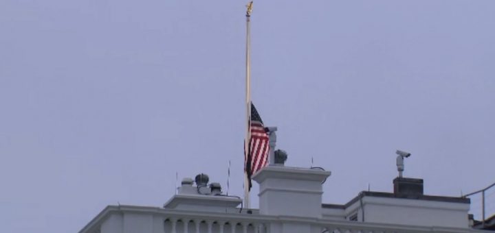 白宫降半旗悼念全美新冠病毒死者_图1-1