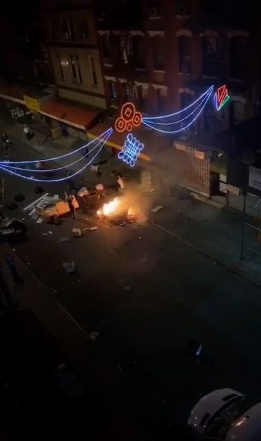 纽约华埠深夜现堵路纵火行为 药房和手机店遭破坏 纽约华埠深夜现堵路纵火行为 药房和手机店遭破坏_图1-1