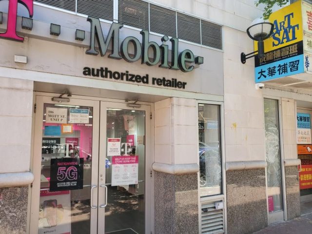 纽约华埠深夜现堵路纵火行为 药房和手机店遭破坏 纽约华埠深夜现堵路纵火行为 药房和手机店遭破坏_图1-4