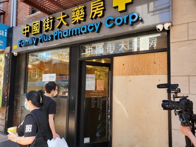 纽约华埠深夜现堵路纵火行为 药房和手机店遭破坏 纽约华埠深夜现堵路纵火行为 药房和手机店遭破坏_图1-3