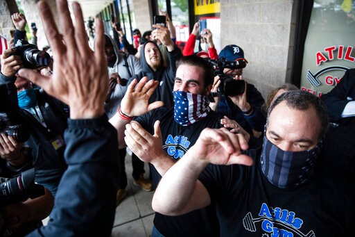 新州健身房被州长点名也要开业:他们违宪 新州健身房被州长点名也要开业:他们违宪_图1-3