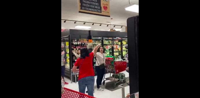 不戴口罩的下场？纽约超市一女顾客遭众人辱骂驱赶_图1-3