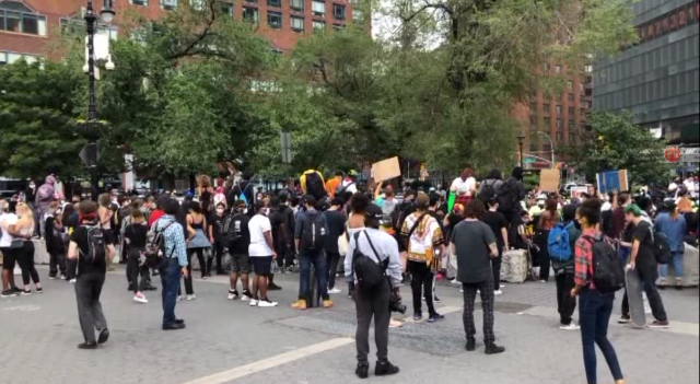 明州非裔死亡案引发纽约市激烈示威 40多人被捕_图1-2