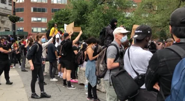 明州非裔死亡案引发纽约市激烈示威 40多人被捕_图1-1