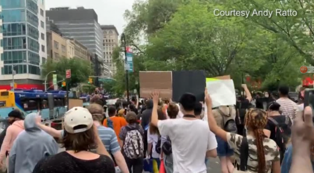 明州非裔死亡案引发纽约市激烈示威 40多人被捕_图1-3