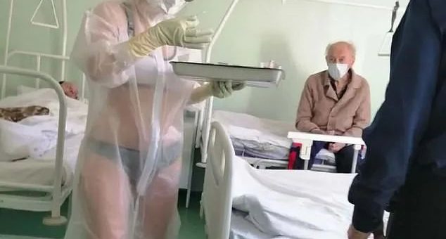 女护士在透明防护服里只穿内衣遭到处分，结果得了份内衣模特的工作! 这...