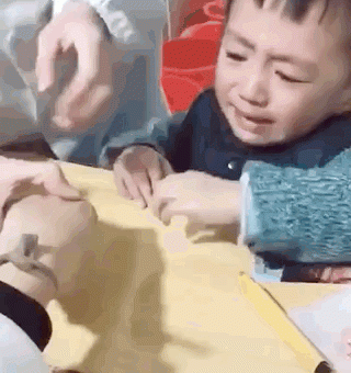 深夜监控拍下的这一幕,看哭无数人:你永远不知道孩子有多爱你......