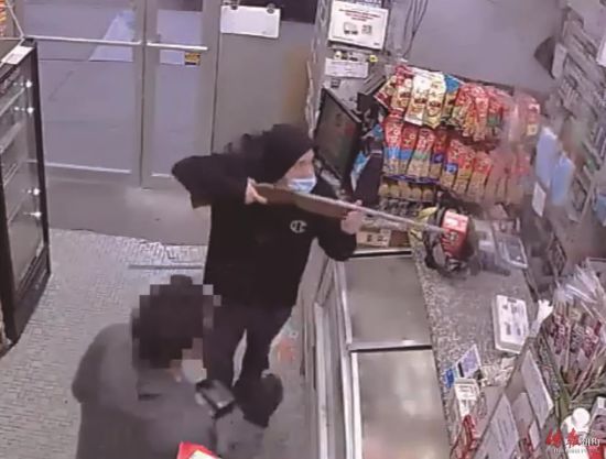 持猎枪威胁杂货店员的男子。