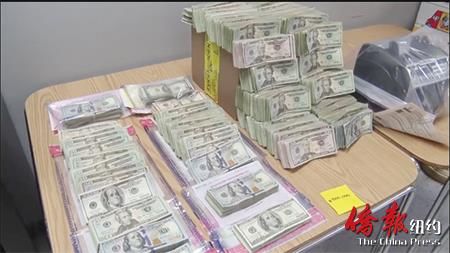 图①②③为长岛苏福克郡警方缴获的毒品、枪支和现金。