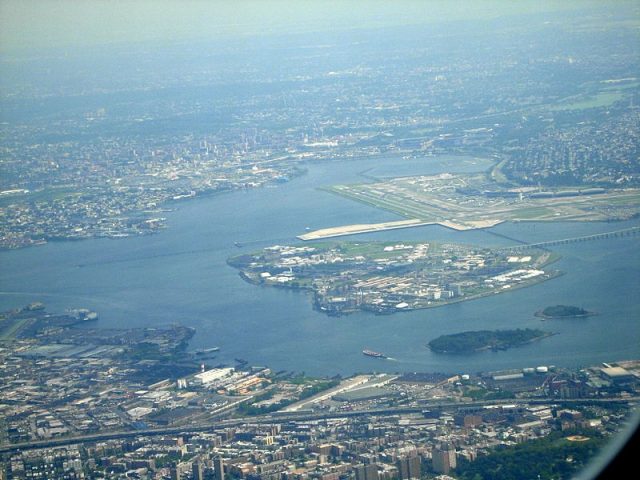 纽约雷克岛监狱一囚犯越狱 跳入东河后被迅速抓获 纽约雷克岛监狱一囚犯越狱 跳入东河后被迅速抓获_图1-1