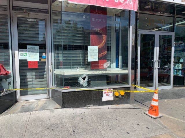 纽约法拉盛珠宝店凌晨被砸 华人店主:对治安有信心 纽约法拉盛珠宝店凌晨被砸 华人店主:对治安有信心_图1-2