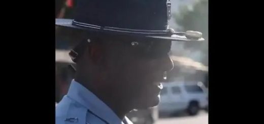 黑人警官大哥不卑不亢 拒绝下跪:我从来只跪一人