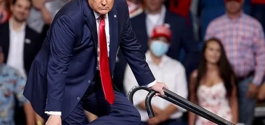 川普三个月后第一次连任竞选集会全程幺蛾子不断,结果他又开始甩锅了...