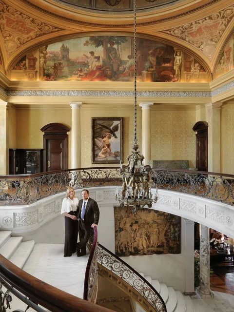 向游行人群挥舞枪支 圣路易斯夫妇接受刑事调查