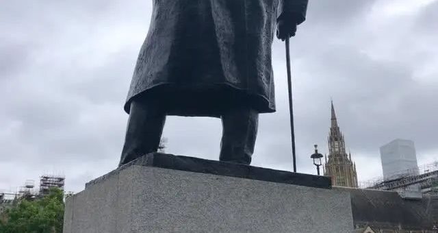美国又一座南方邦联军雕像被推倒; 美英比爆发最大规模抗议,示威者为何将怒火撒向这些雕像?