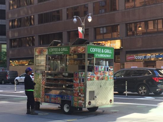 纽约市重启,餐车又出现在街头。(林菁摄)