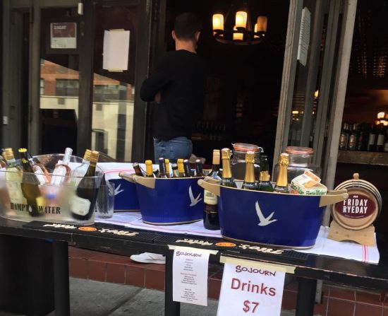 州长葛谟14日宣布，顾客挤爆的酒吧和餐厅将面临吊销酒牌。（林菁摄）