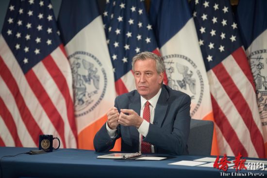 市长白思豪宣布启动“新冠病毒移民丧葬援助项目”。(市长办公室提供)