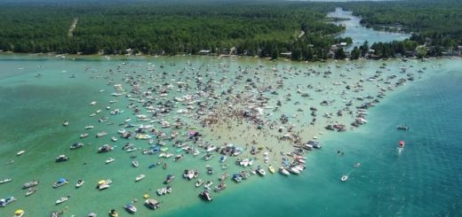 密歇根州年轻人疯狂派对后 43人被确诊…_图1-4