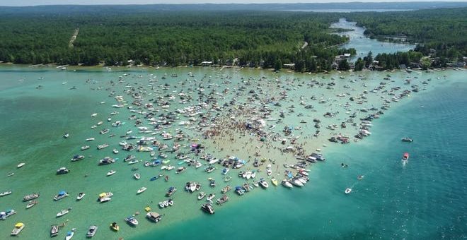 密歇根州年轻人疯狂派对后 43人被确诊…_图1-4