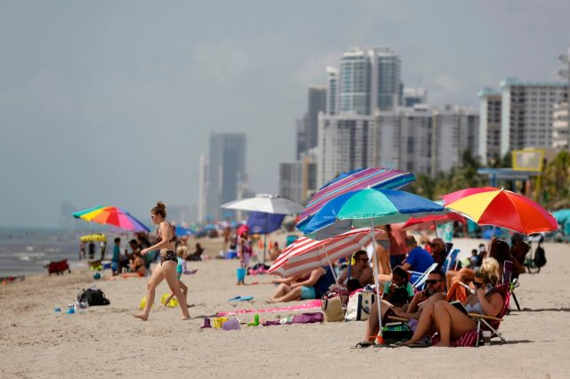 日增确诊病例近万 佛州成疫情中心_图1-1