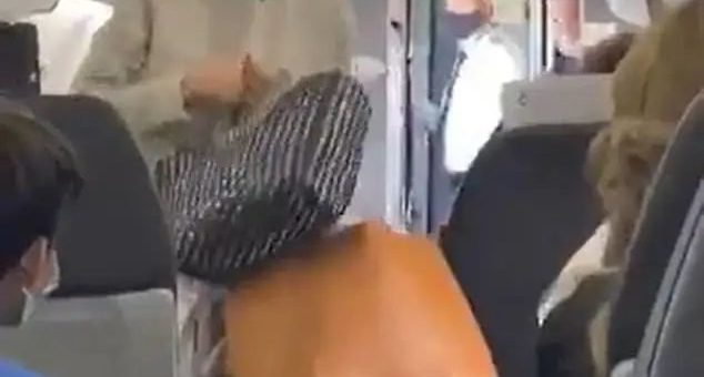 每天死1万人! 全球疫情大反弹 大妈拒戴口罩被赶下飞机 乘客集体鼓掌叫好 她竟说…