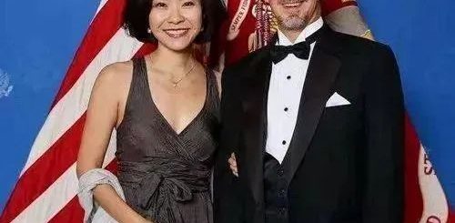 成都美领馆闭馆,领事夫人却成了网红:曾街头卖唱,厨房里的人类学家……