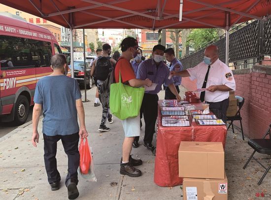 市消防局在华埠进行安全教育宣导,鼓励民众举报非法燃放烟花案件。(杨澄雨摄)